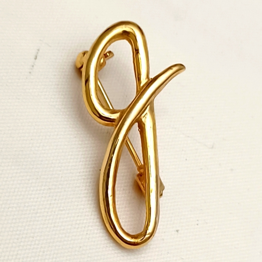 LETTER J GOLD PLATED PIN.